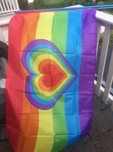 Foto Queer aan Zee vlag regenboog met hart