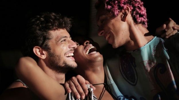 Foto lachende mannen in Body Electric