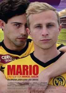 Mario en Leon staan met gele voetbalshirts aan op het veld. Leon omarmt Mario. Allebei kijken ze in de camera.