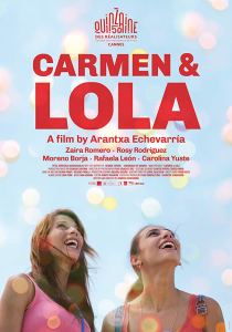 Filmposter met de tekst Carmen en Lola en een foto van de twee vrouwen die samen lachend naar boven kijken
