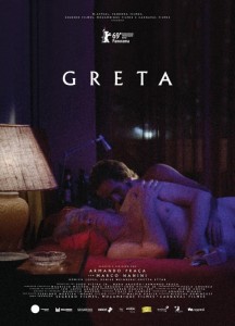 Filmposter met de letters Greta in wit tegen een achtergrond van een kamer in het schemerlicht met twee mannen op bed die elkaar liefkozen.