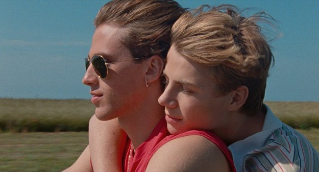 Film Été '85: hoofdrolspelers David (18, links), Alexis (16) rijden samen op een motor.