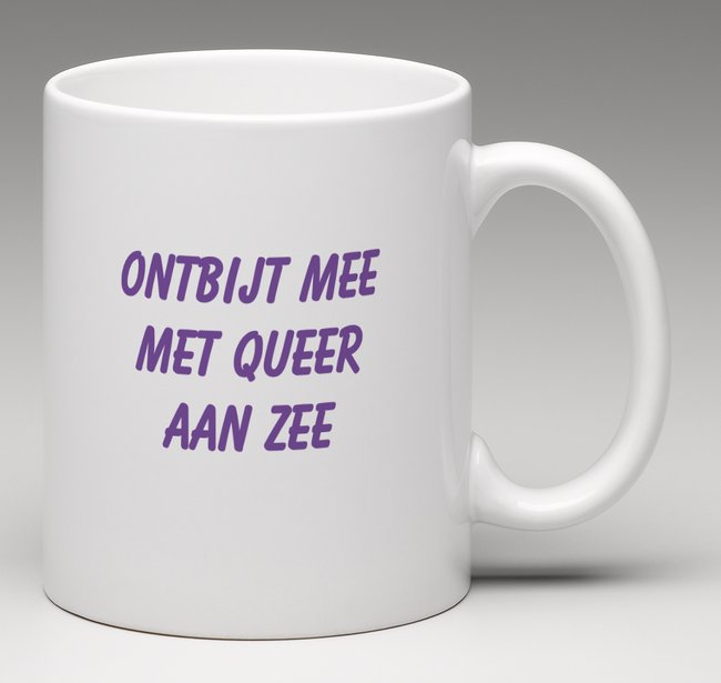 Witte mok met het Queer aan Zee logo erop in licht paarse kleur.