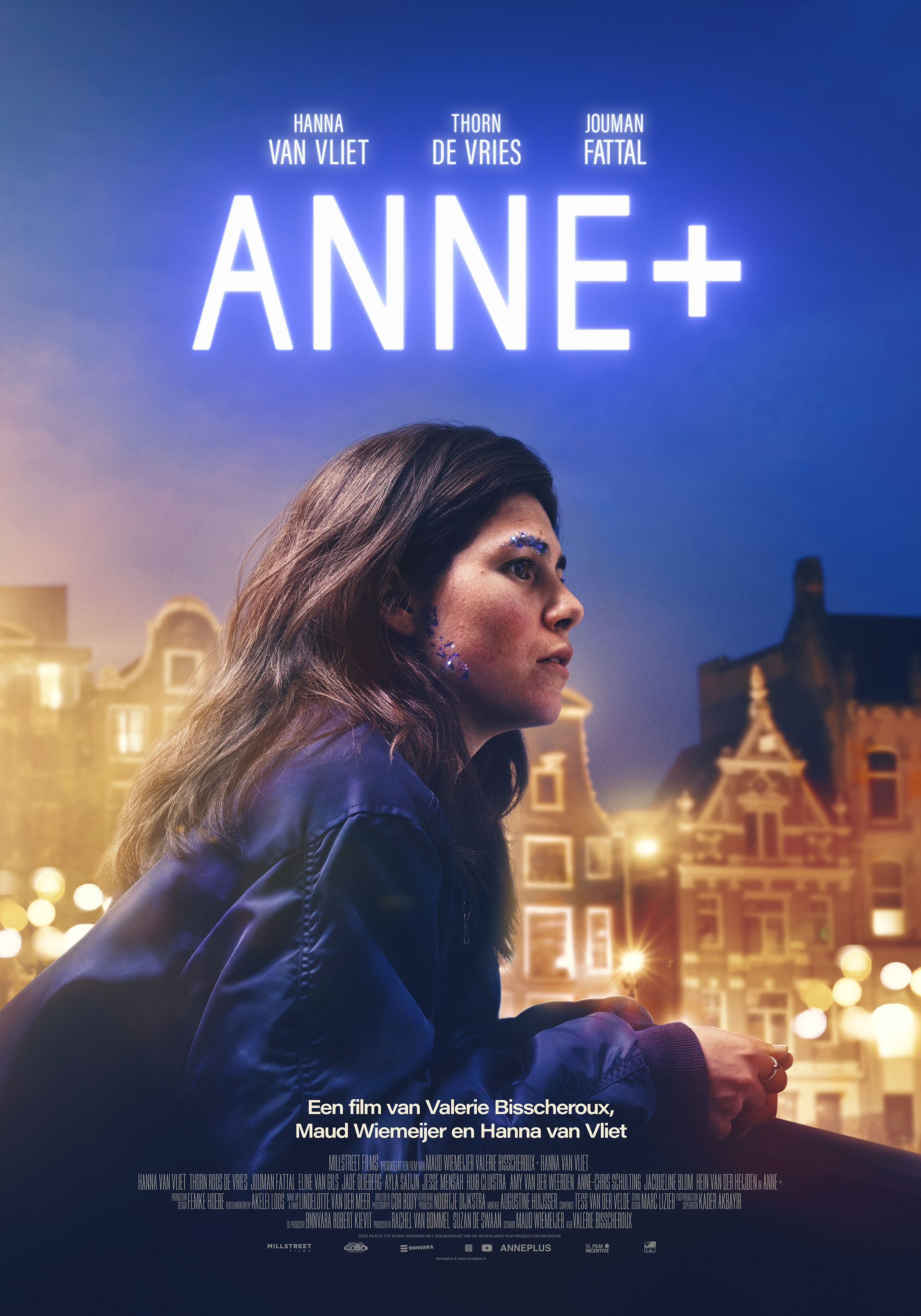 Het is 's nachts in Amsterdam. Anne leunt op de rand van een brug. Ze kijkt met gefronst voorhoord wat somber voor zich uit. Ze geeft blauwe glitters op haar wenkbrauwen en bij haar oren. Die zijn nog van een dragking workshop.