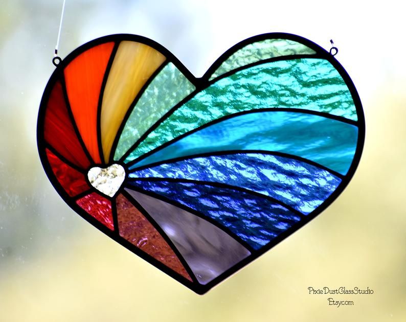 Regenboog hart in glas-en-lood.