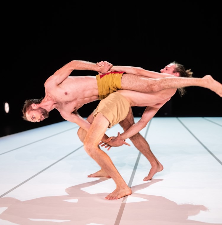 Dansers Alexander Vantournhout en Axel Guérin zijn verwikkeld in een danspose.Ze hebben enkel een lendedoek om.