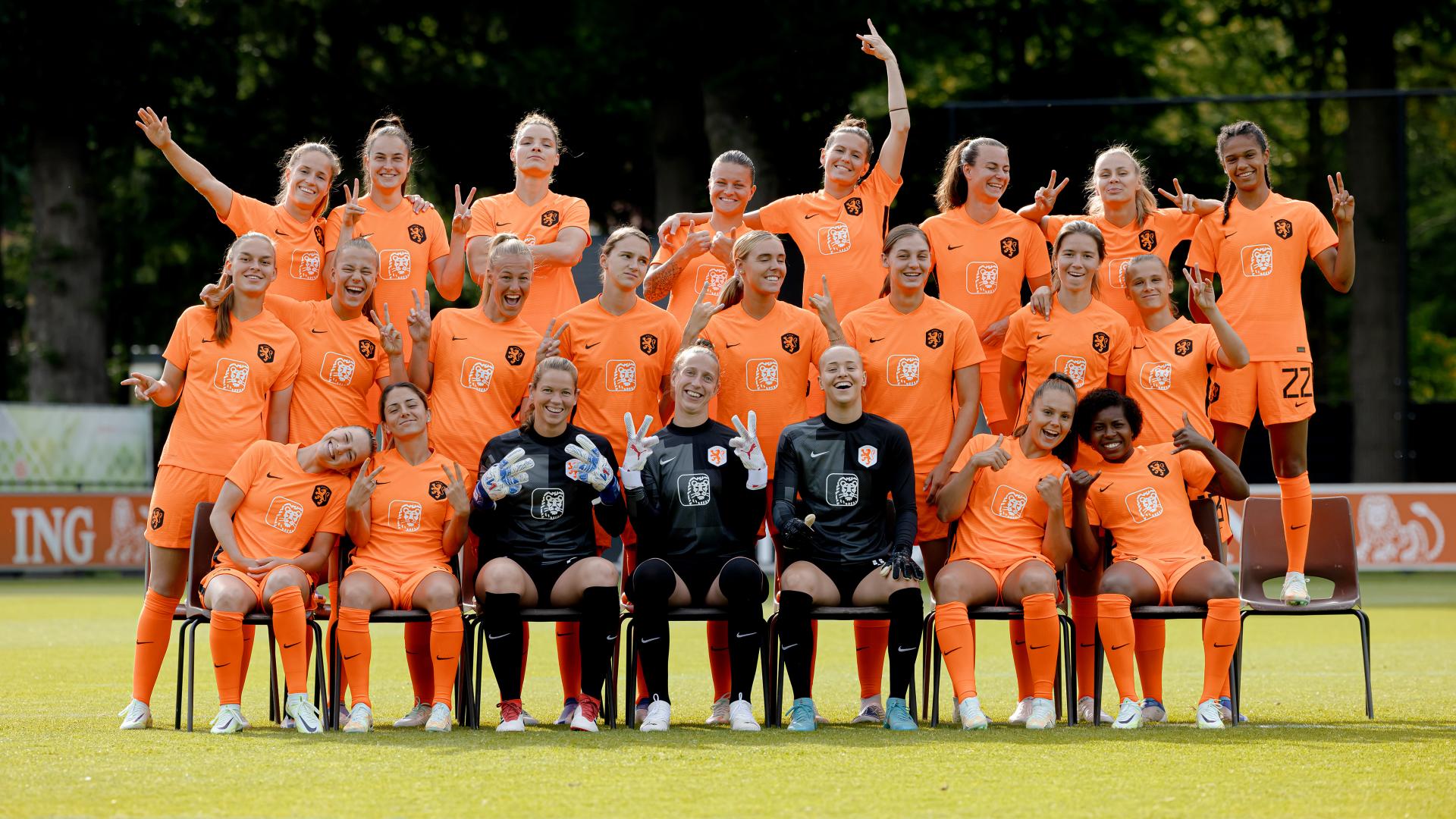 Groepsfoto van de Nederlandse speelsters voor Oranje tijdens het EK 2022.