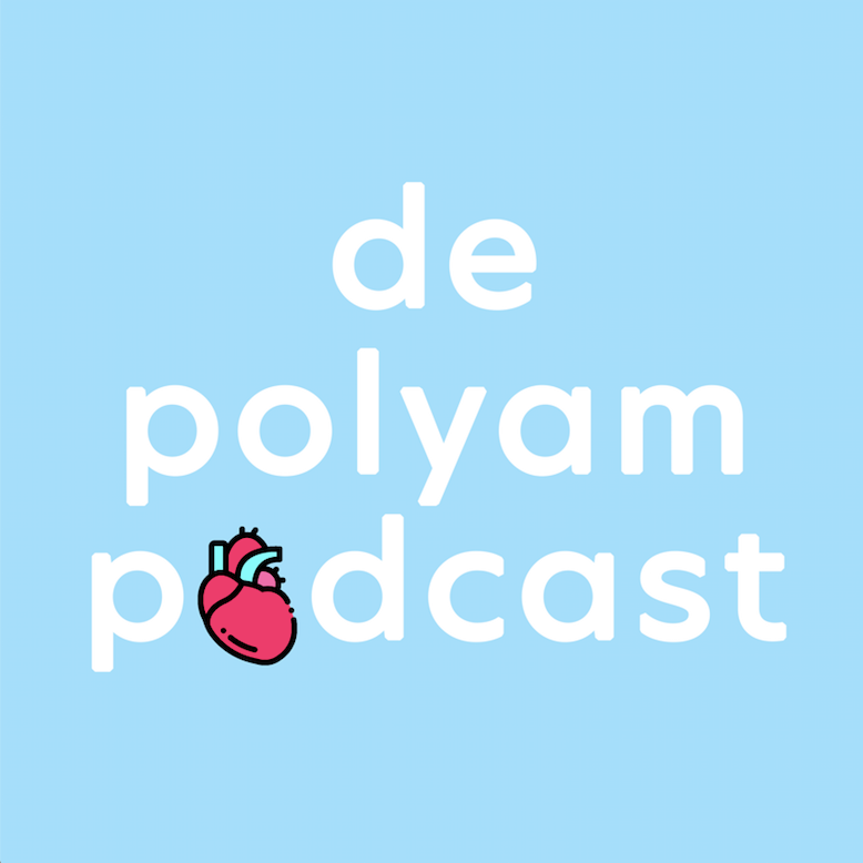 In witte letters tegen een effen lichtblauwe achtergrond staat 'De Polyam Podcast'. De letter O van het woord podcast is verandert in een rood hart.