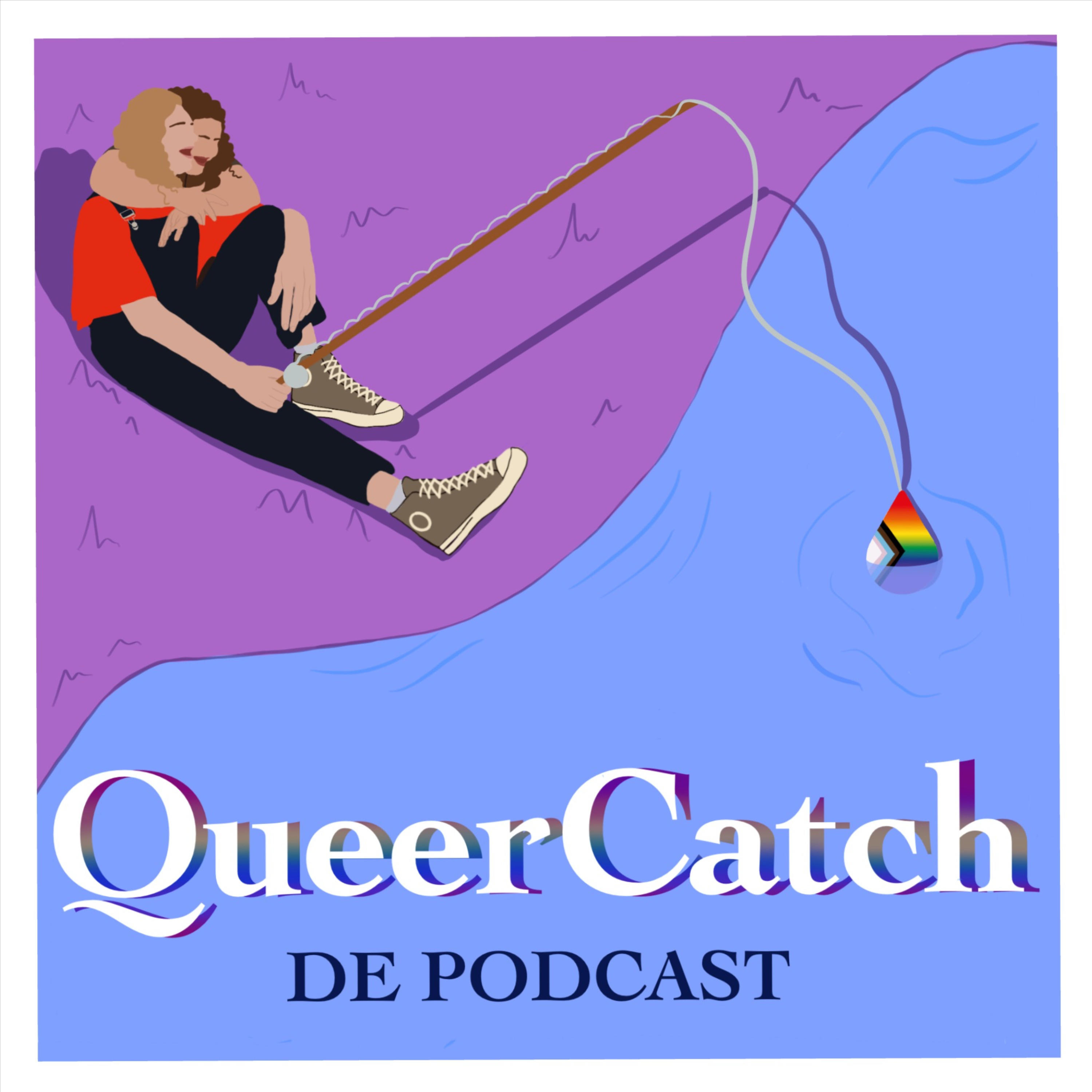 Beeldmerk van QueerCatch De Podcast. Twee mensen zitten op de oever bij een rivier. Ze zijn innig gearmd. Een heeft een vishengel in de hand met aan het uiteinde een driehoekje in een print van de progress vlag erop.