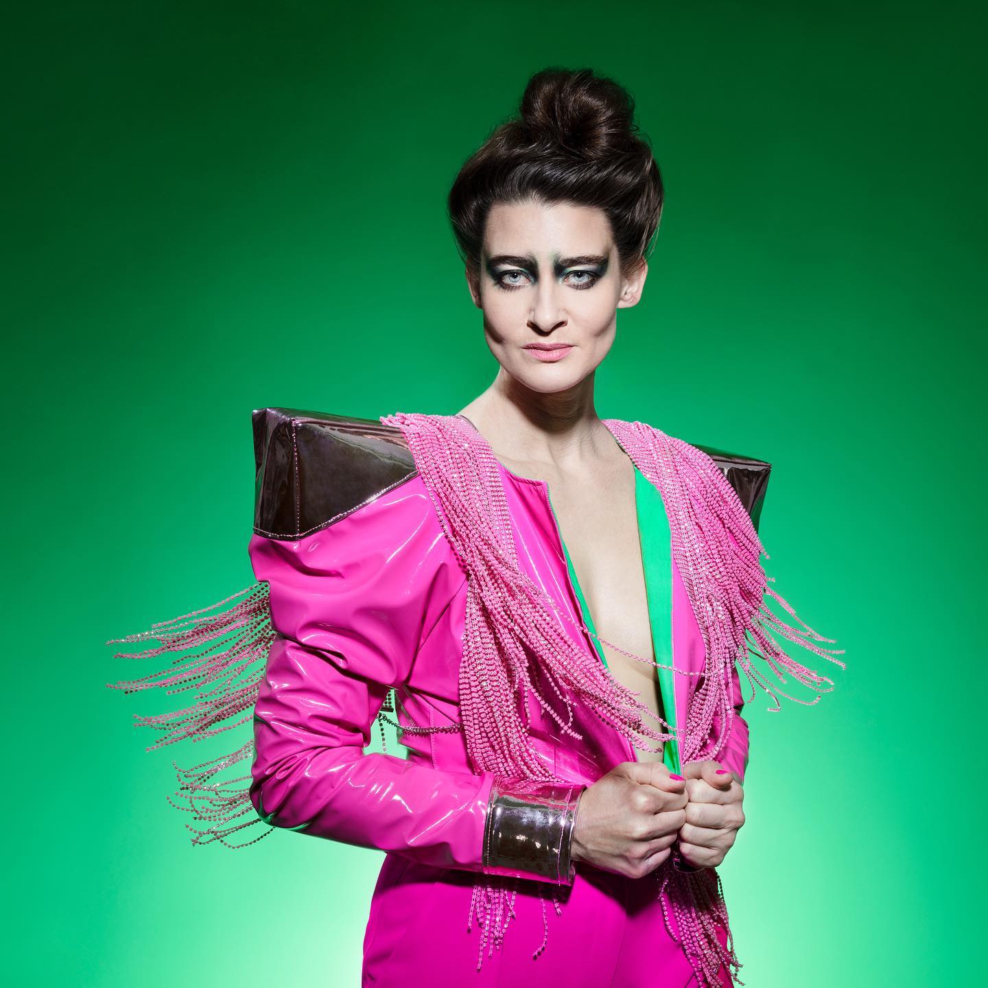 Cabaretiere Kirsten van Teijn in roze lak strakke outfit en smokey eyes op weg naar een geweldige show in Den Haag voor Queer aan Zee goes Jaloezie is een Bitch