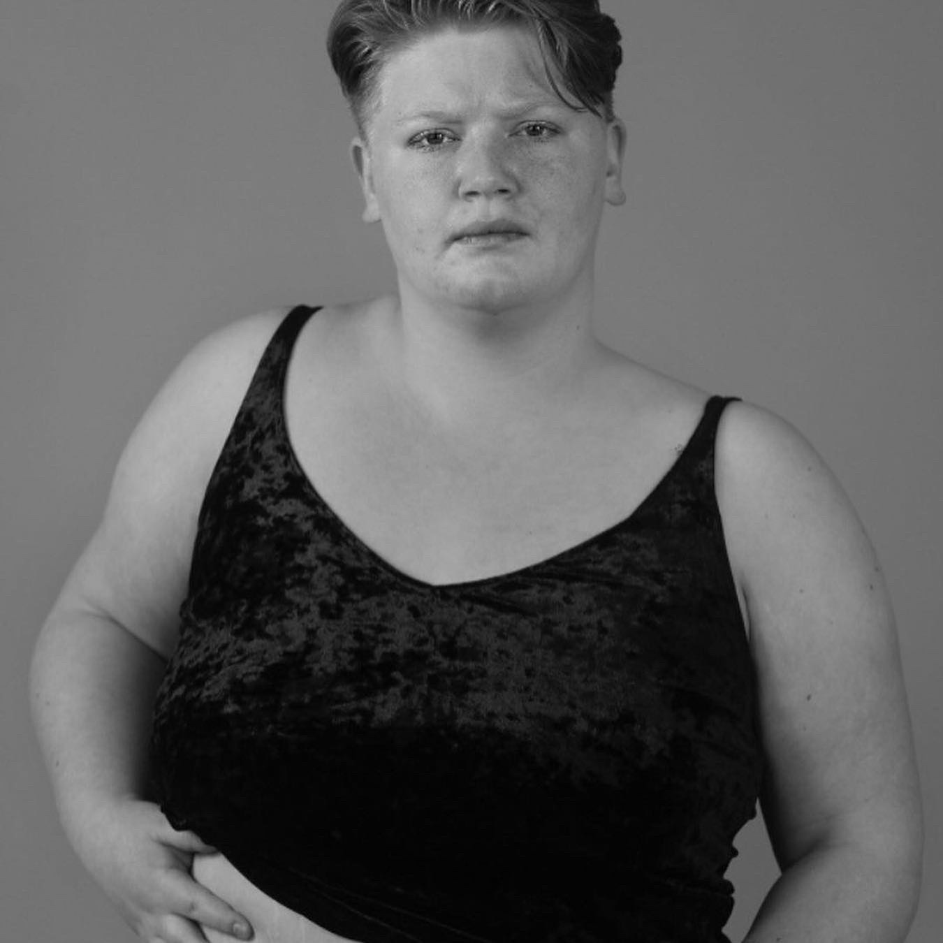 Portretfoto van de Haagse politicus Kim Vrolijk in het panel over queer verschilmakers Den Haag